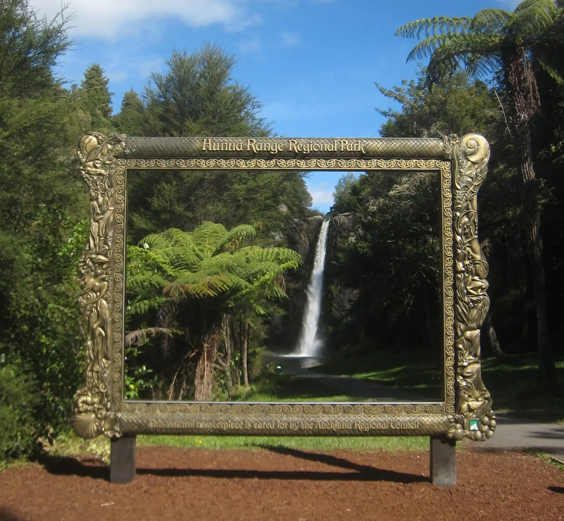 Рама для водопада в Новой Зеландии